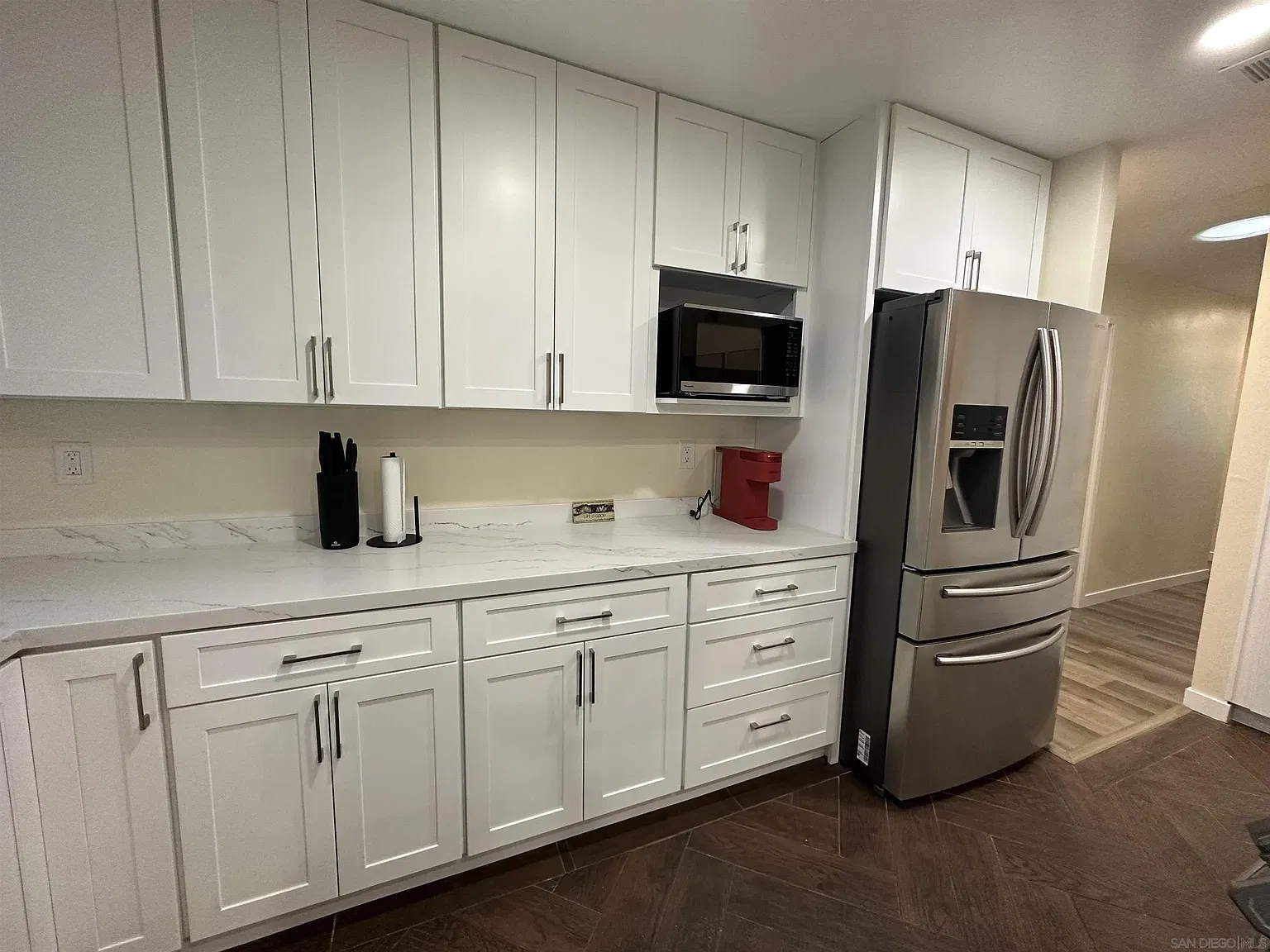 4 bed, 2.0 bath, 1906 sqft, $4,500 — Photo 3
