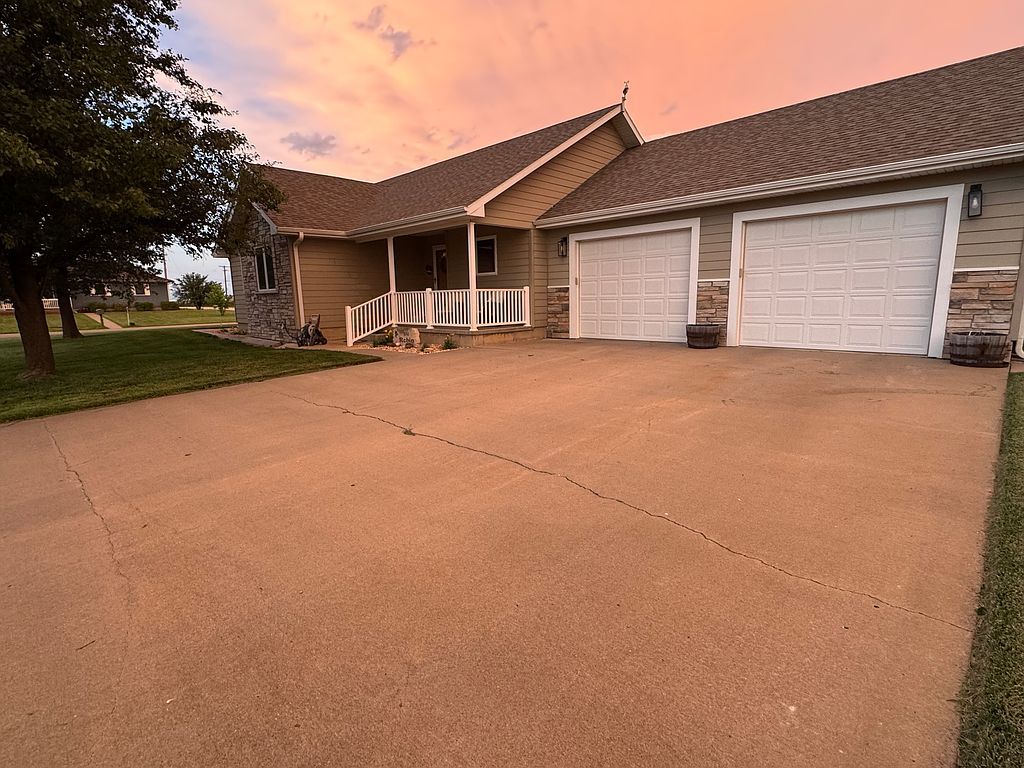 810 Robin St - Property Image