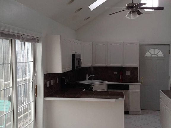 5th image of 2326 N Maplewood Ave #2