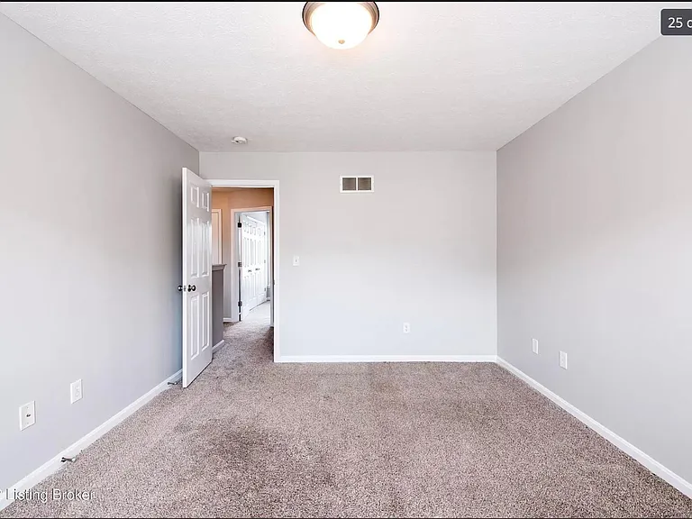 402 Clare Ln #402 — Photo 10