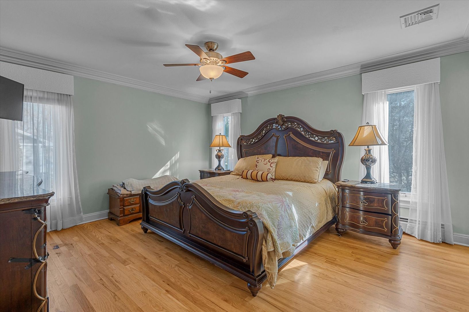  Spacious primary ensuite bedroom, hardwood floors