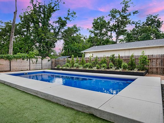 5th image of 301 E Burbank St
