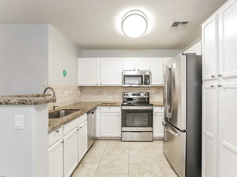 16224 W Pioneer St — Photo 8