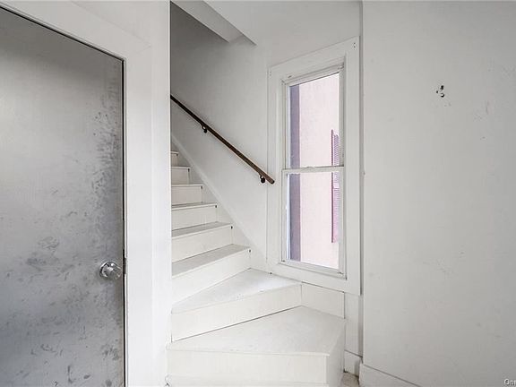 2nd image of 132 Cortlandt St