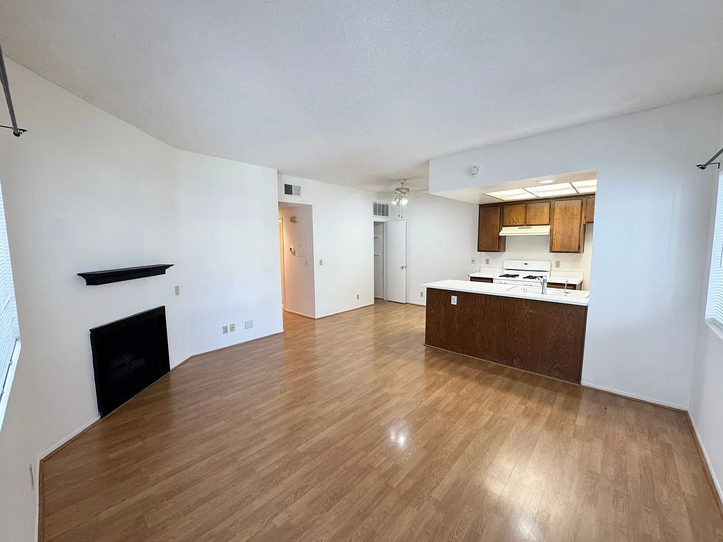 Charming 2 Bedroom-2Bath Condo in Garden Grove! — Photo 2