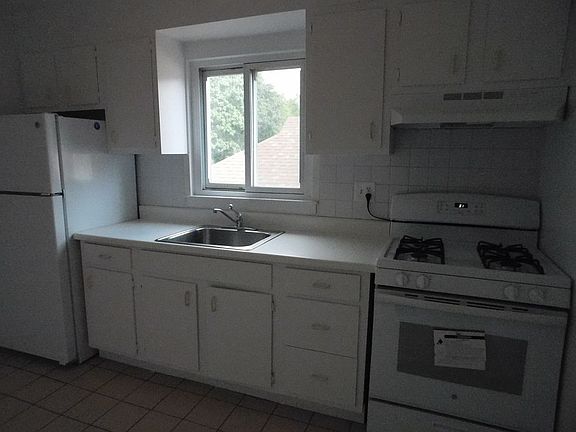 3rd image of 6520 Ellwell Cres