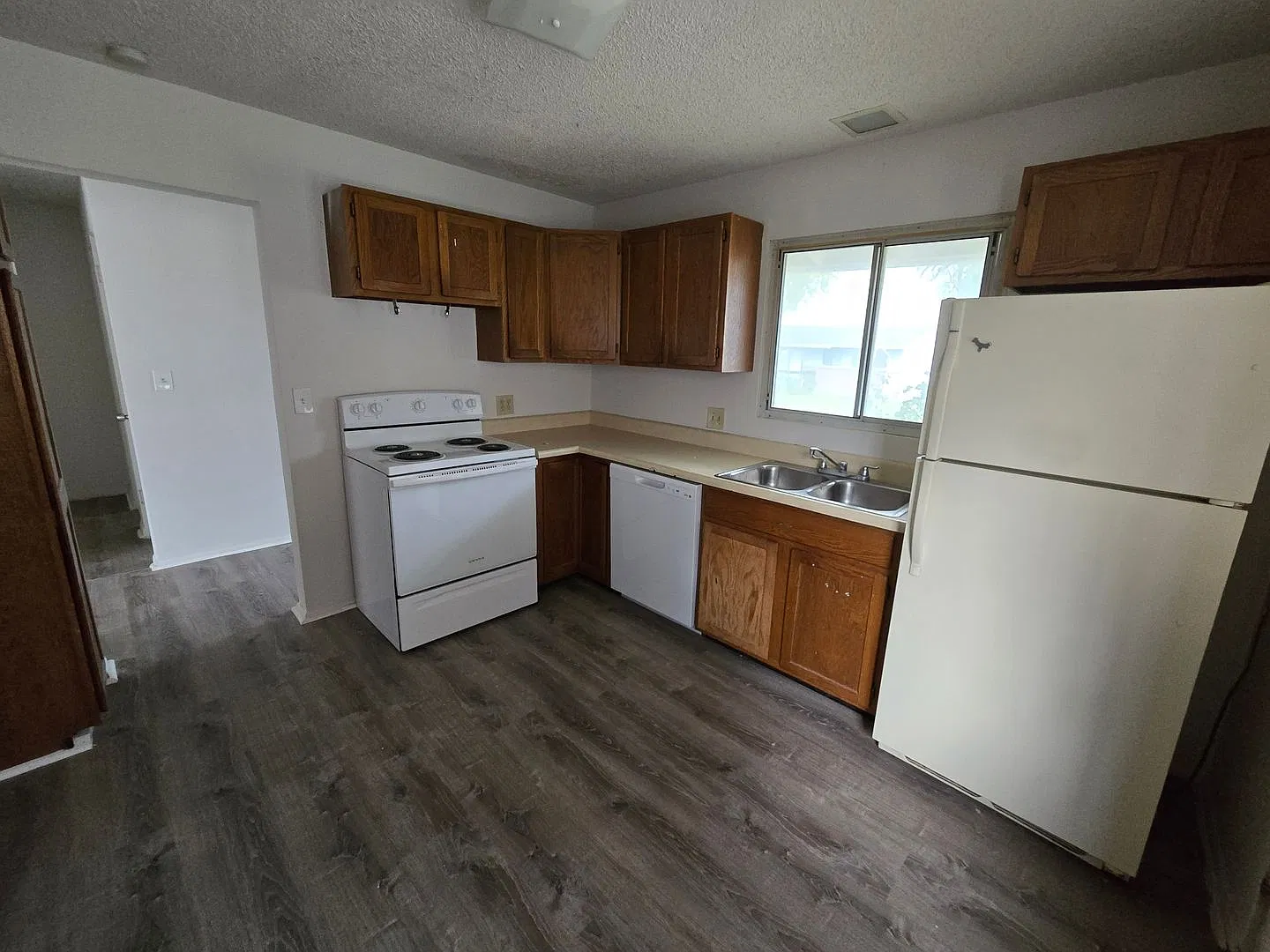 Montara 2/1 with fully fenced in yard and new flooring. — Photo 4