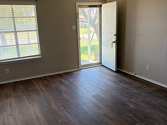 5th image of 2414 Lindell Ave