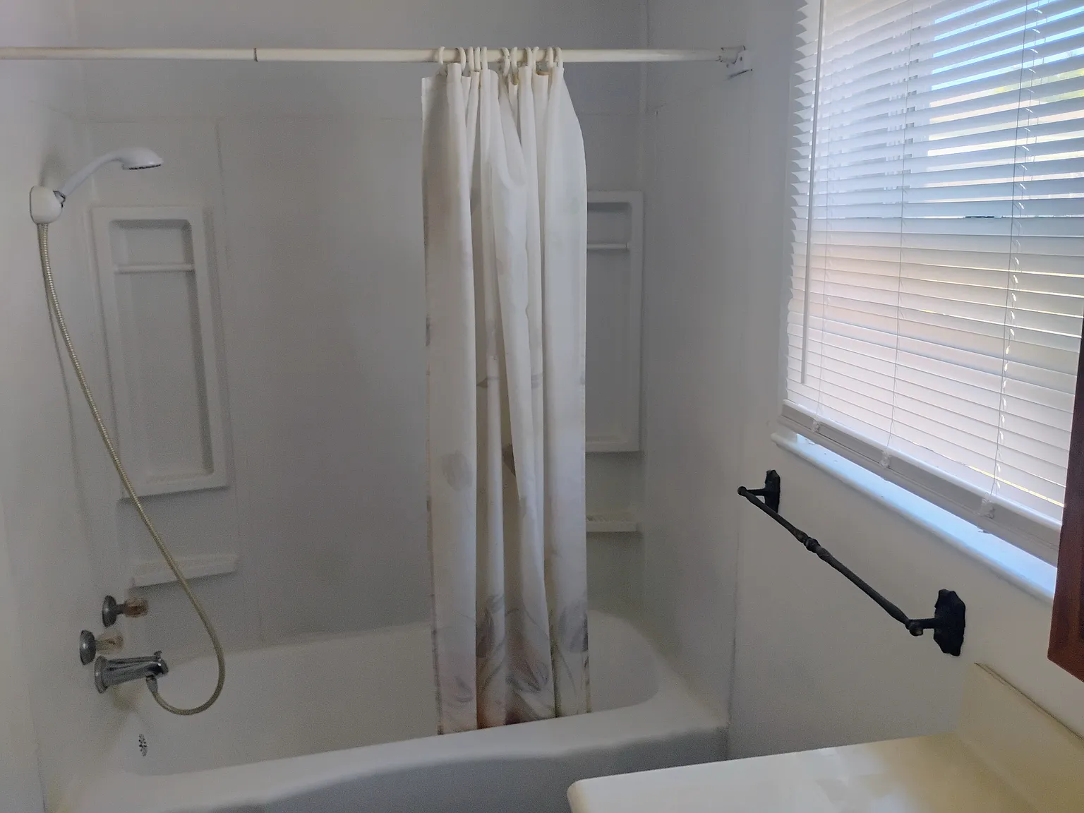 3 bed, 1164 sqft, $1,300 — Photo 2