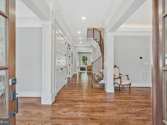 3rd image of 615 Gibson Dr SW