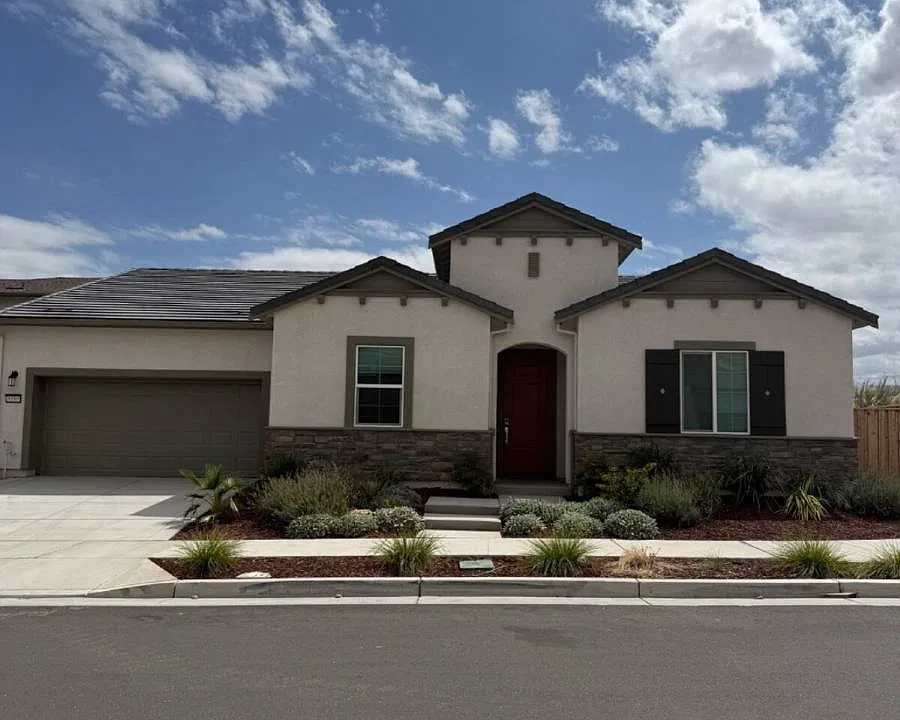 8190 Lamplight Dr