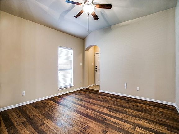 3rd image of 2404 Ravenwood Ct
