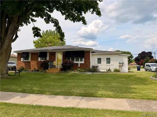 96 Della Dr, Buffalo, NY 14218