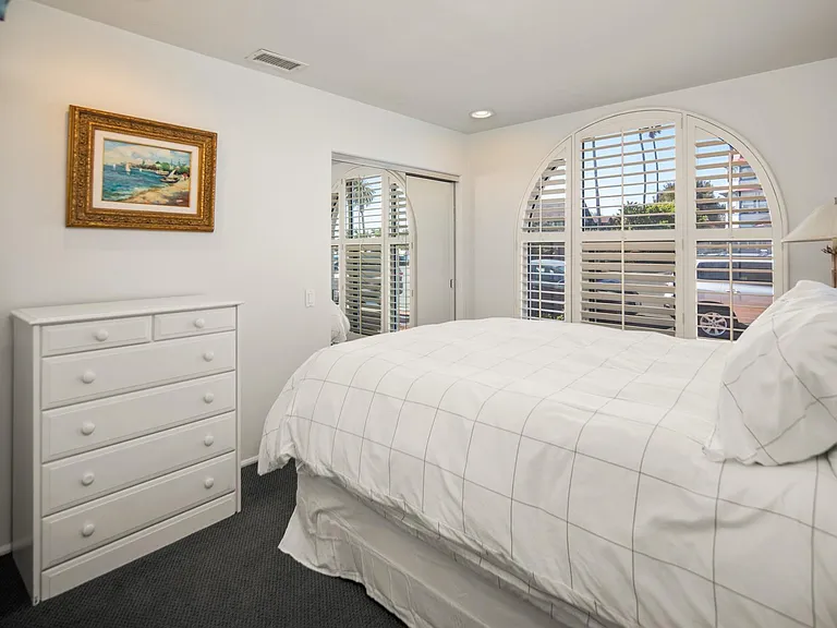 Guest bedroom - Queen bed (1st floor)