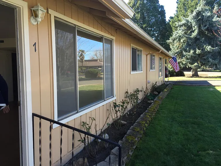 3-2385 Happy Valley Dr #3 — Photo 2