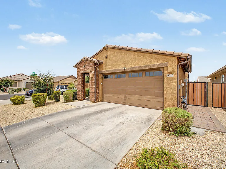9012 W Solano Dr — Photo 3
