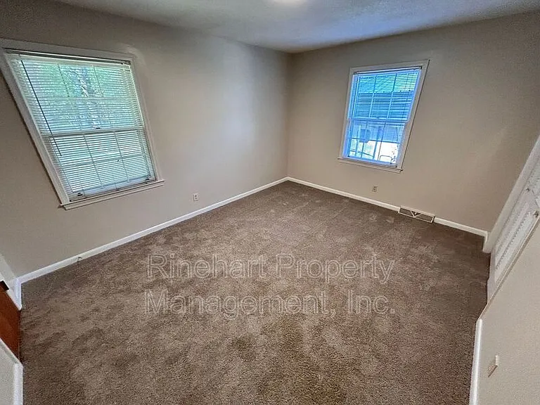 699 University Dr — Photo 10