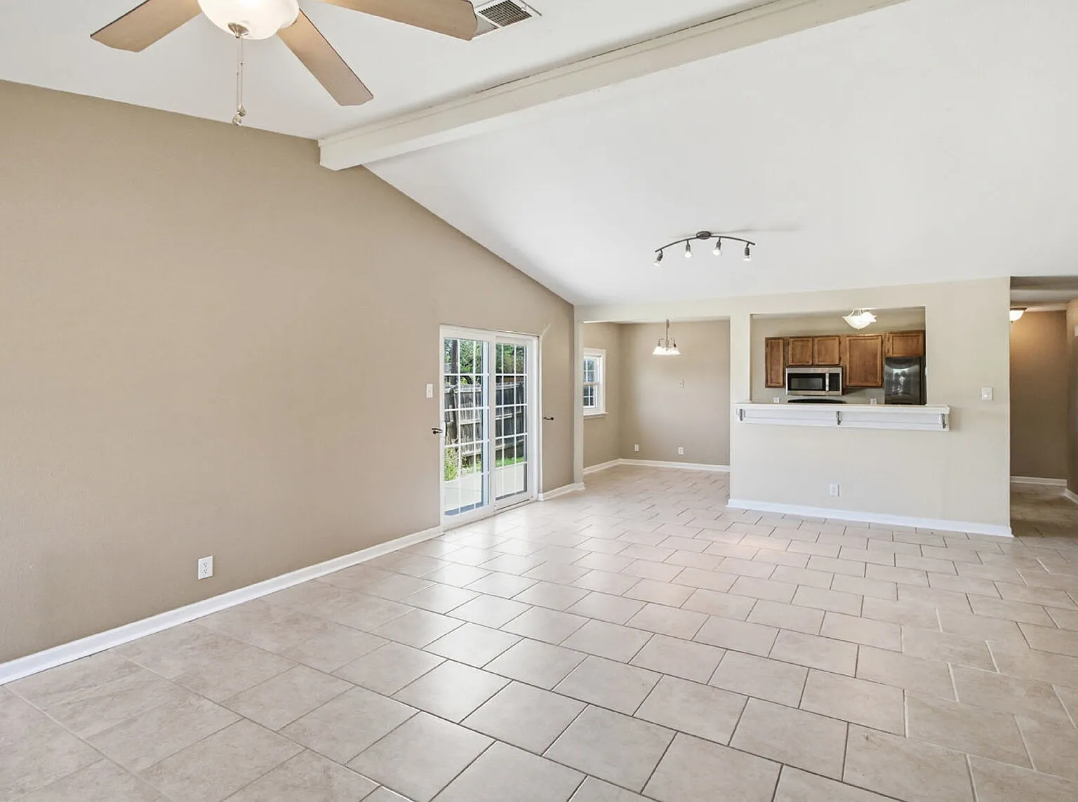 Corner-Lot Garden Home with Fireplace and Private Patio — Photo 4