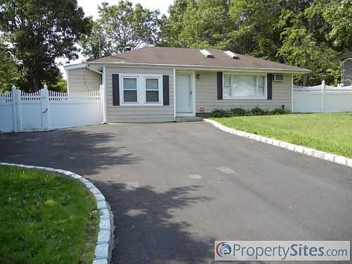 1st image of 124 Chanel Dr E