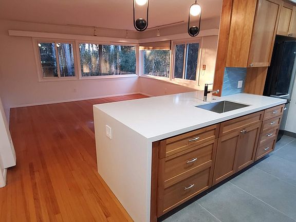 2nd image of 2812 Hawthorn St #2812