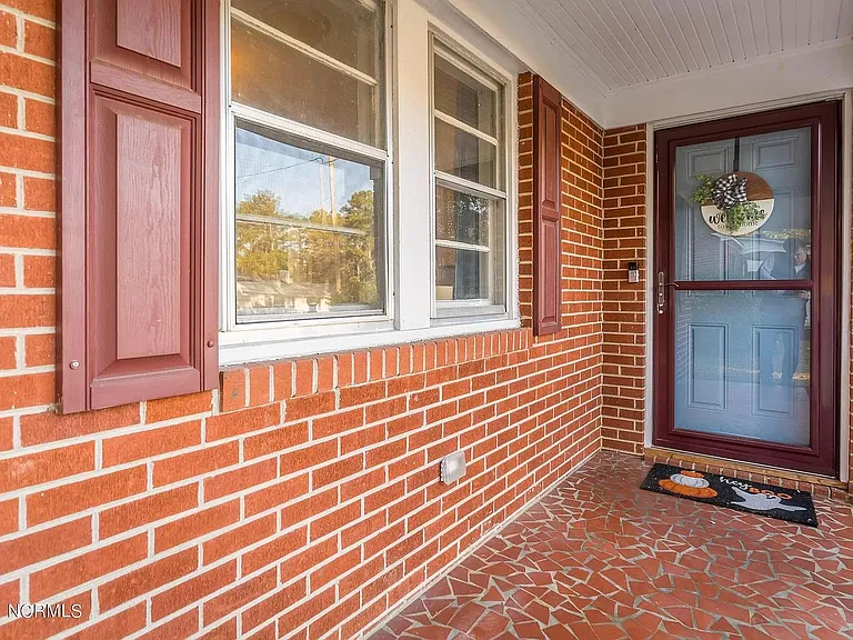 1302 Cotten Rd — Photo 4