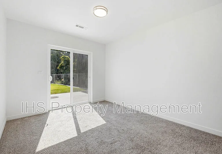 714 W 13th St #A — Photo 15
