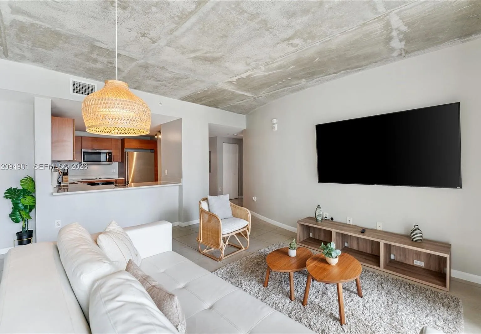 Midblock Miami Condo — Photo 1