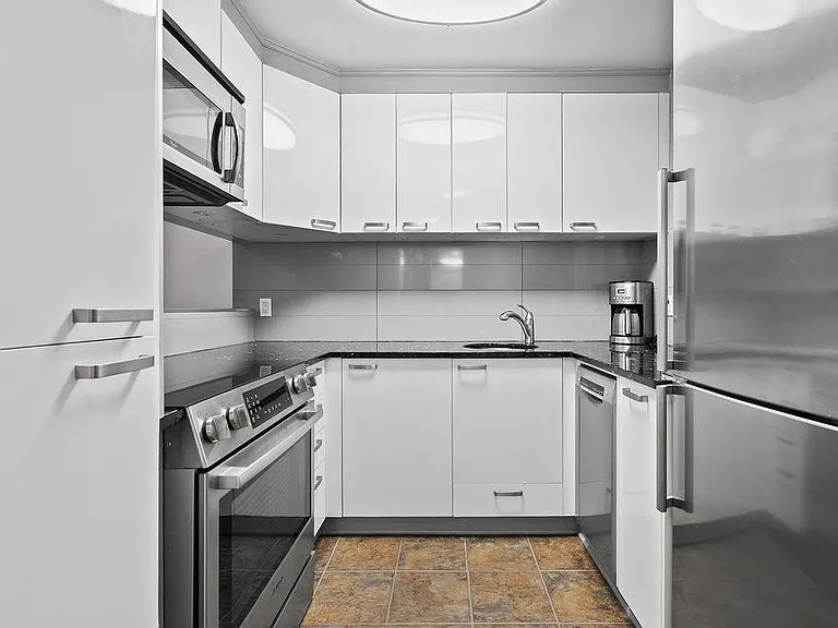 1050 Broughton St — Photo 8
