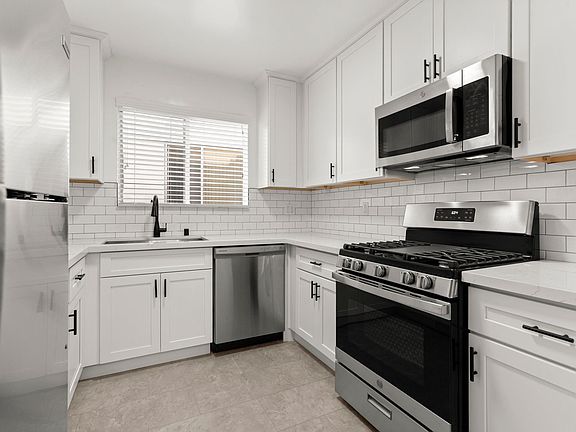 3rd image of 325 S Rexford Dr APT 2