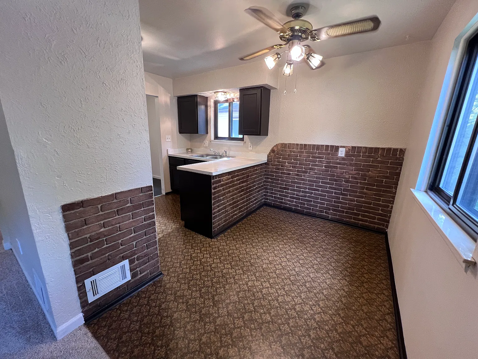3 bed, 969 sqft, $1,350 — Photo 3