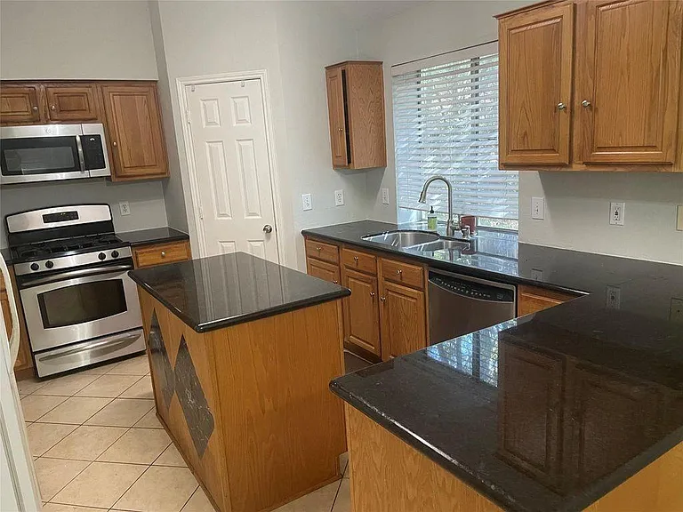 35 Barn Lantern Pl — Photo 2