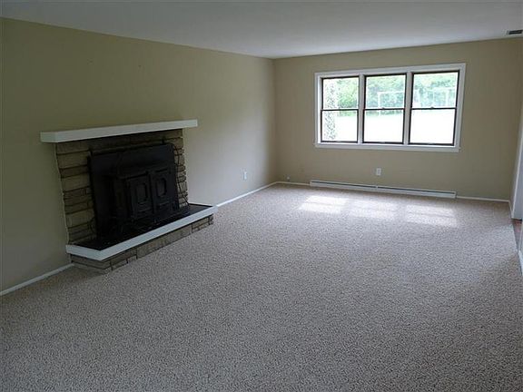 4th image of 202 Lakeview Dr