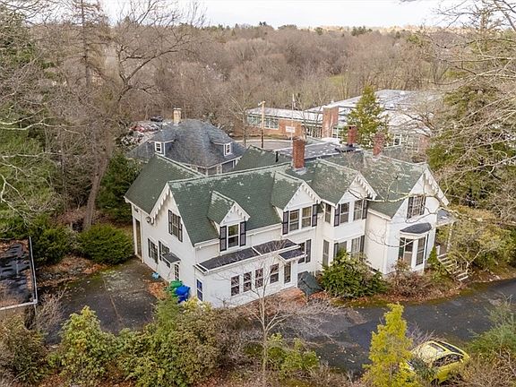 5th image of 140 Pleasant St