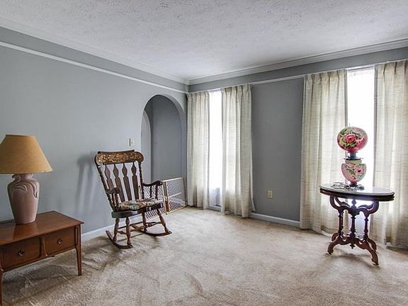 3rd image of 100 Woodbine Dr