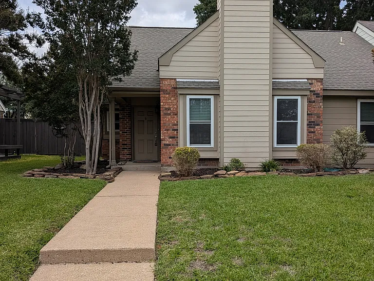 1421 Broadmoor Dr — Photo 3