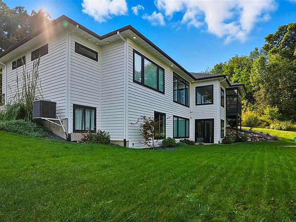 3rd image of 2651 Willow Ct NE