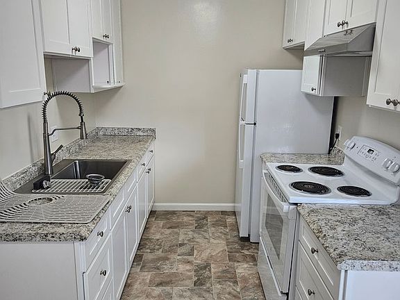 3rd image of 410 Redwood Ave APT 4