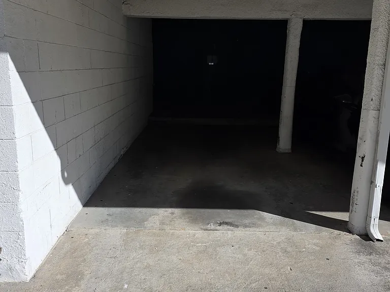 Calais Apartments — Photo 32