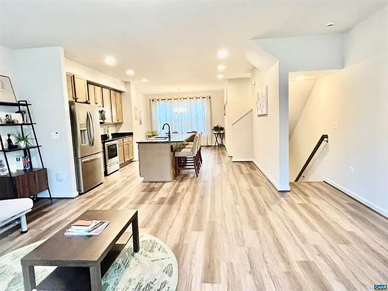 2209 Swallowtail Ln — Photo 5