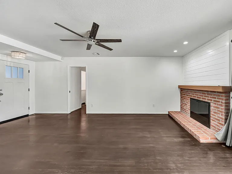 23008 Hamlin St — Photo 7