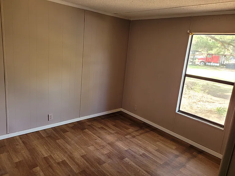 1038 Viking Ct — Photo 4