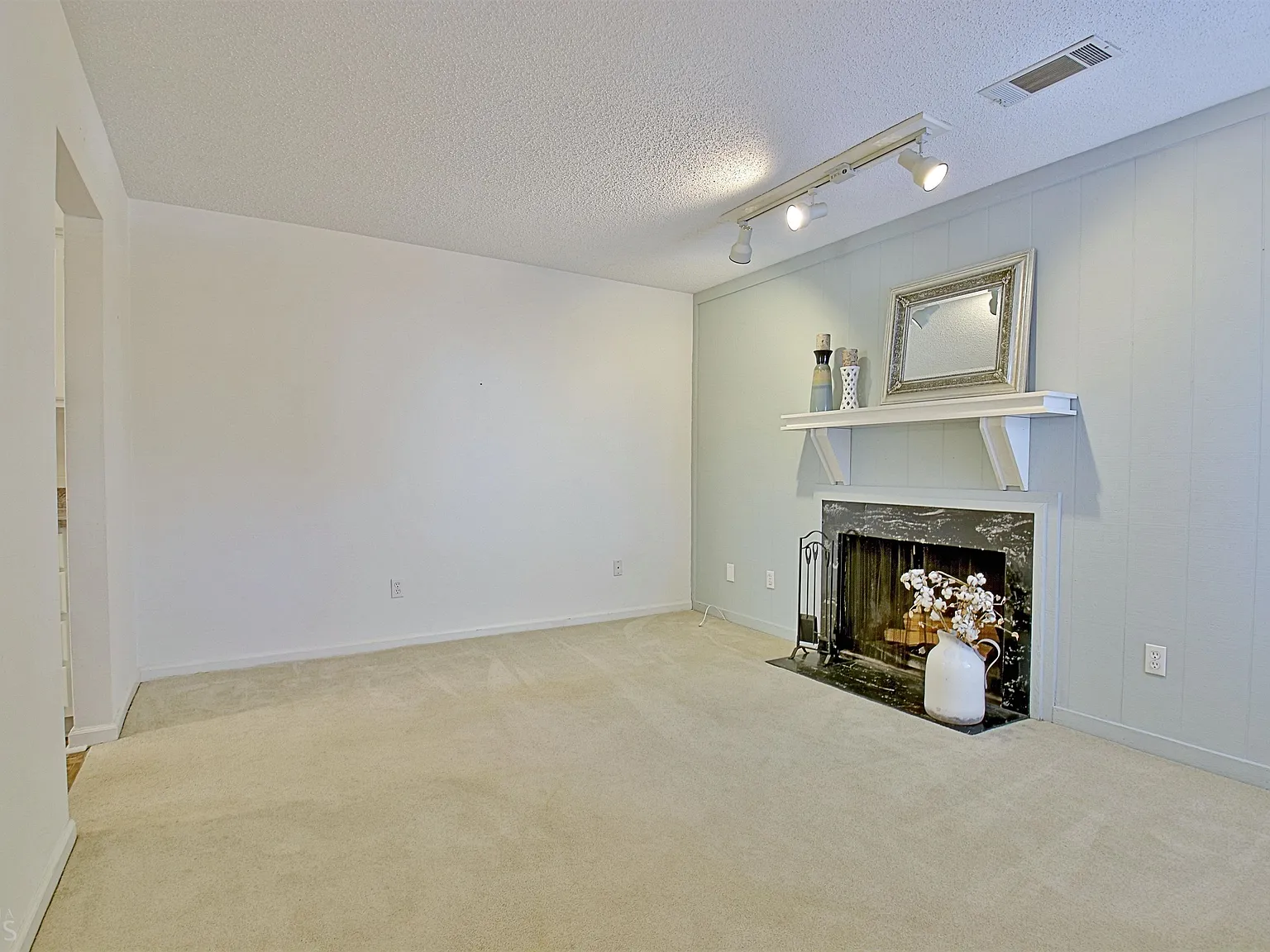 3 bed, 2.5 bath, 1765 sqft, $2,300 — Photo 3