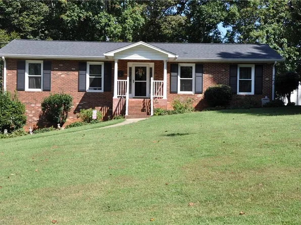 6045 Woodcove Dr, Winston Salem, NC 27104