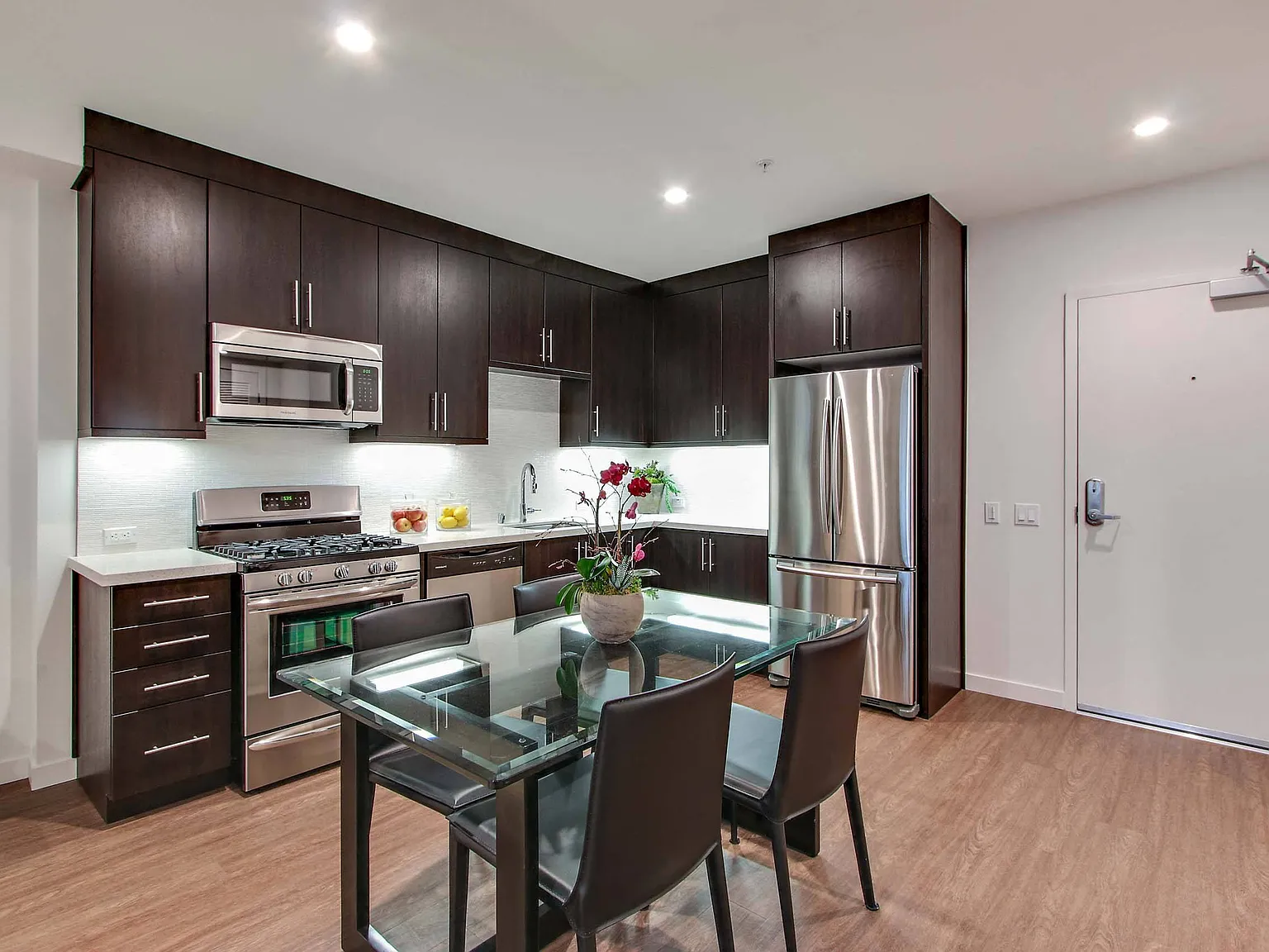 The Metropolitan at Larchmont Village — Photo 4
