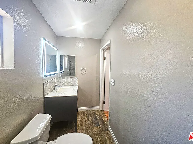6946 1/2 Jellico Ave — Photo 16