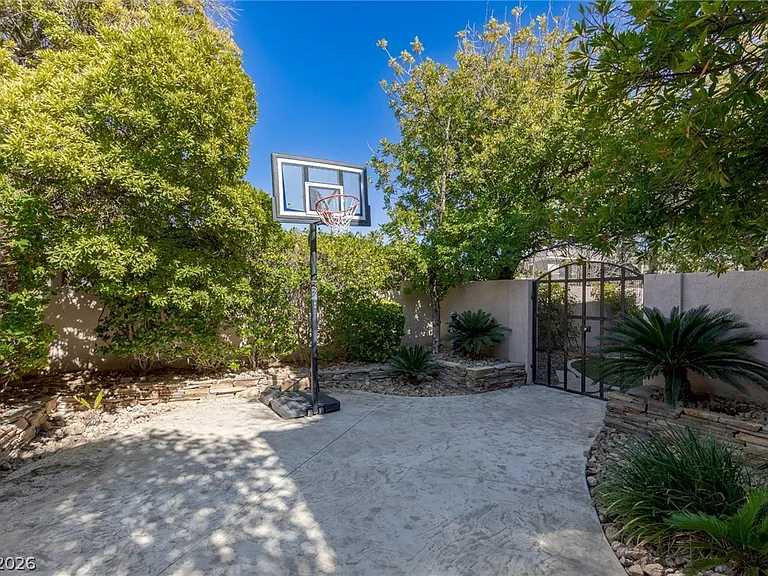 724 Pinnacle Heights Ln — Photo 4