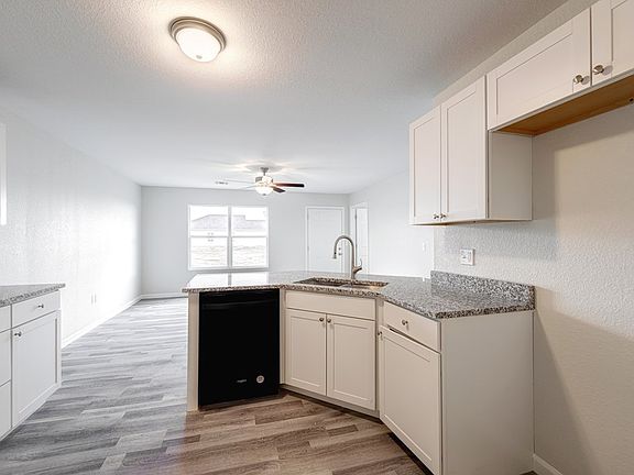 4th image of 1112 Harbor Dr