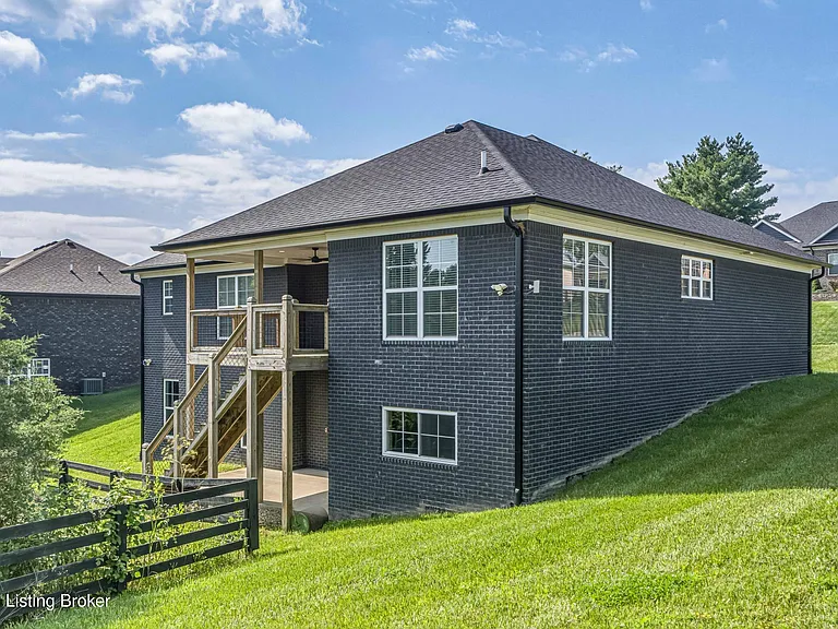 19 Clubhouse Ct — Photo 24