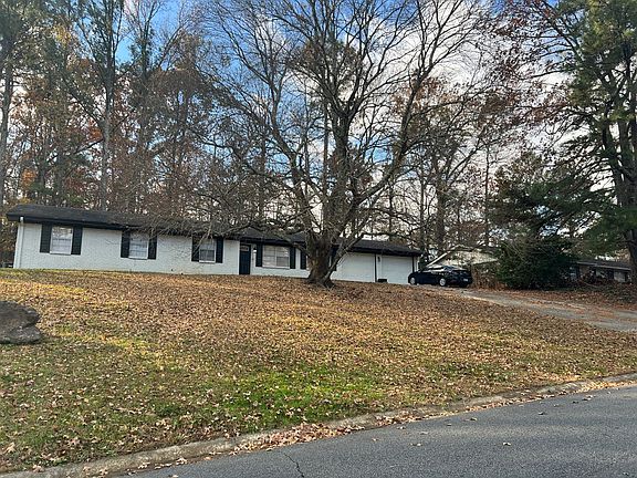 3rd image of 2233 Seven Oaks Cir