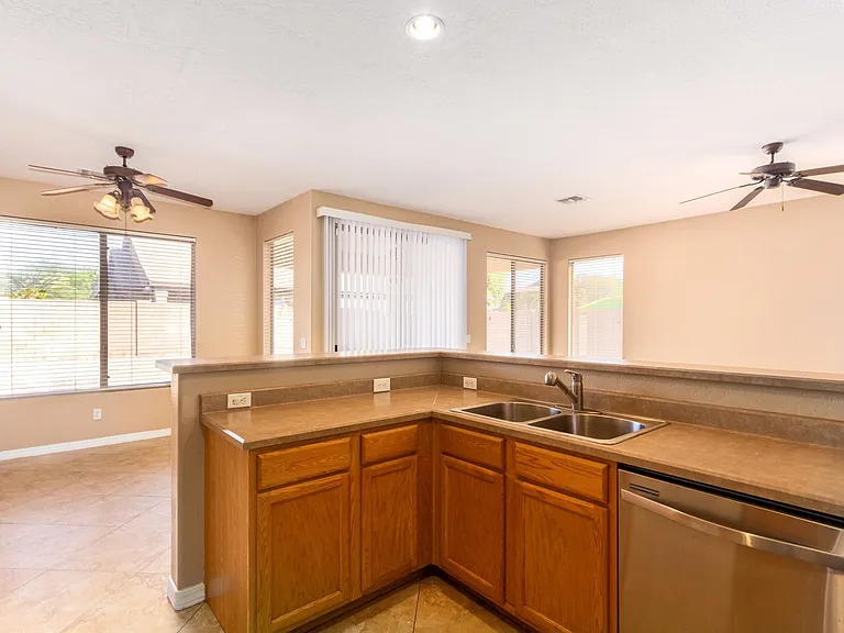 3556 E Hampton Ln — Photo 8